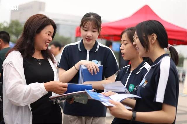 中職招生咨詢會現場火爆 升學就業雙軌并行，職業教育前景廣闊