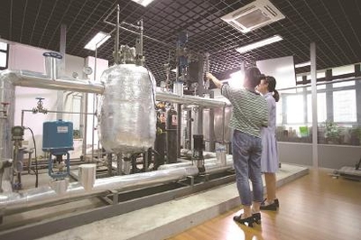 《文匯報》上海電力大學(xué)深化產(chǎn)教融合校企合作,推進(jìn)能源電力復(fù)合型高層次人才培養(yǎng) 砥礪奮進(jìn),加快能源特色高水平地方一流大學(xué)建設(shè)